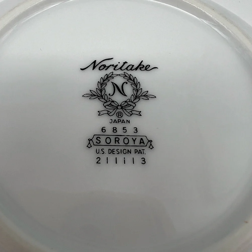 Noritake Soroya 6853 2 Shallow Fruit Bowls Light Green Daisy‎ Platinum Banded